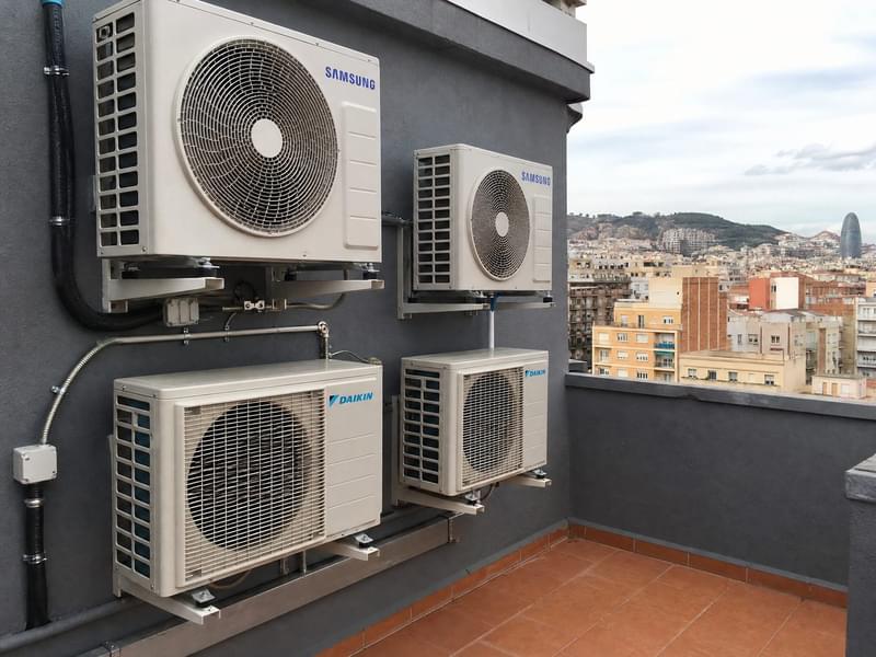 Unidades exteriores Samsung y Daikin en terraza de Barcelona