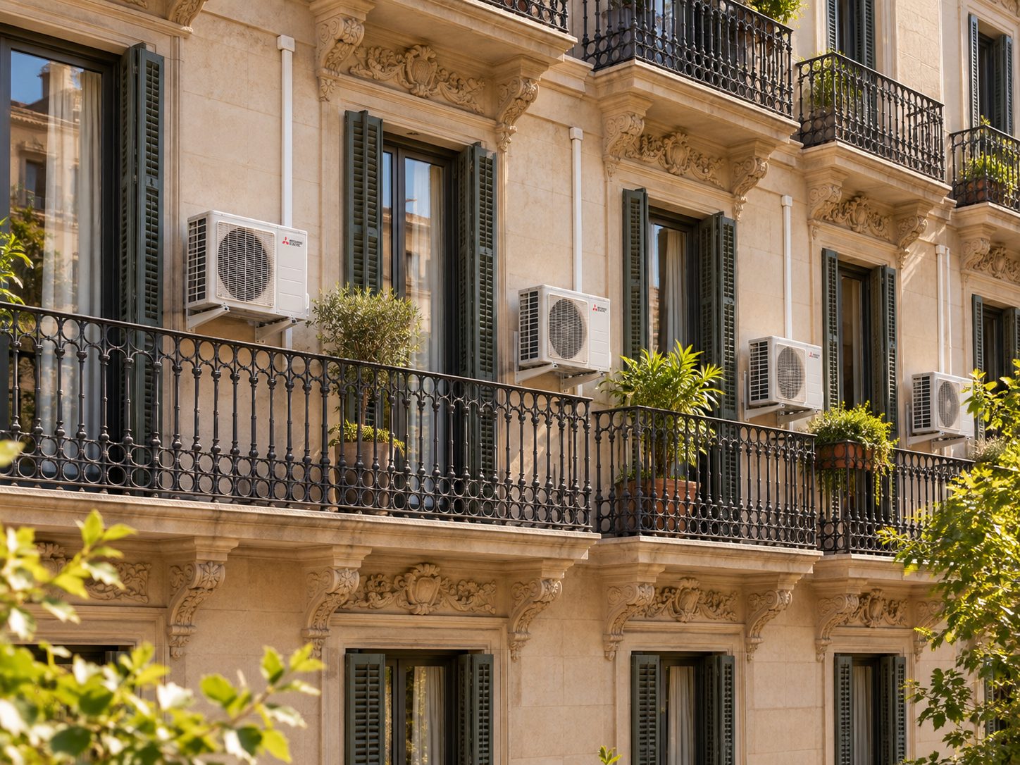 Fachada del Eixample de Barcelona con unidades exteriores de aire acondicionado
